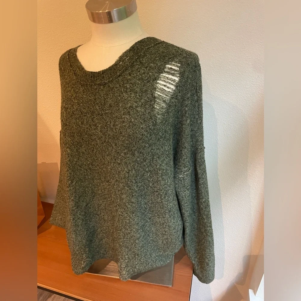 New without tag ! Distressed top - Picture 1 of 6